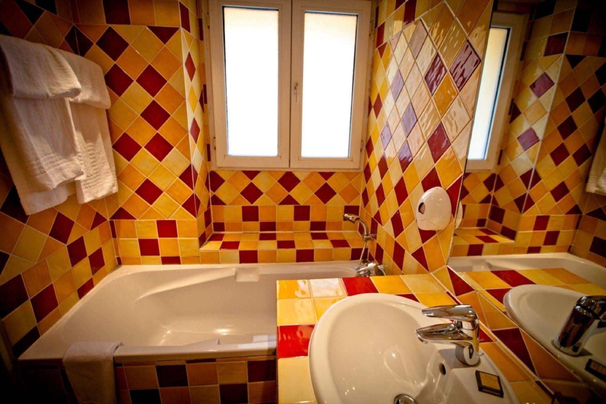 Hotel De La Tulipe Paris Eksteriør bilde